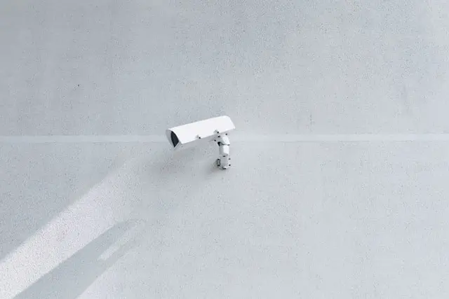 Witte turret camera installatie op witte muur